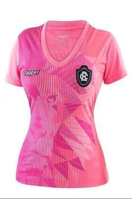 A camisa Outubro Rosa do Clube do Remo é inspirada no mascote do clube, o leão, que foi representado em sublimação total com efeito degradê de grafismos em tons de rosa.
