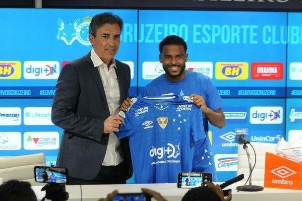 Fotos da apresentao do atacante Ezequiel no Cruzeiro