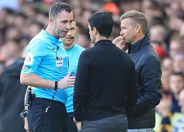 Foram cerca de 40 minutos de interrupção; quando a bola voltou a rolar, Gunners venceram por 1 a 0, gol do inglês Saka, e segue líder isolado