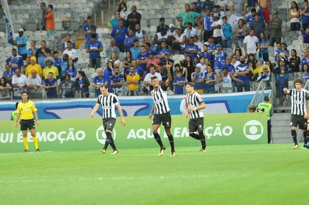 Imagens da torcida e da partida entre Cruzeiro e Santos, no Mineiro
