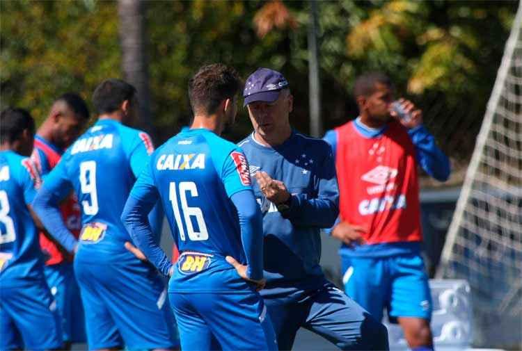 Empate mantém Cruzeiro no G6 e Santos não se aproxima do Corinthians Empate mantém Cruzeiro no G6 e Santos não se aproxima do Corinthians