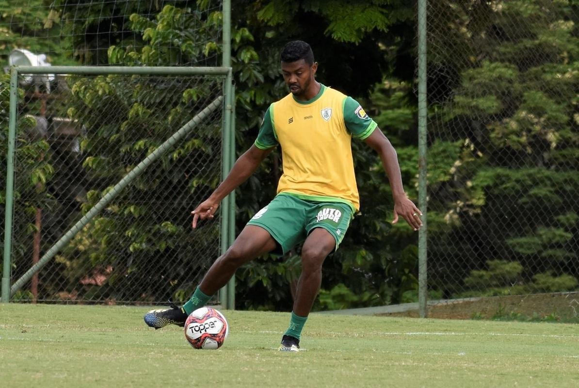 O Amrica segue com treinamentos intensivos voltados para a disputa do Campeonato Mineiro. No prximo sbado (27), o Coelho estreia no estadual diante do Boa Esporte, s 19h. A partida ser realizada no Independncia, em Belo Horizonte. A tendncia  que, neste primeiro compromisso, o tcnico Lisca utilize jogadores que tiveram menor minutagem na temporada 2020/21, alm de nomes promissores das categorias de base do clube.