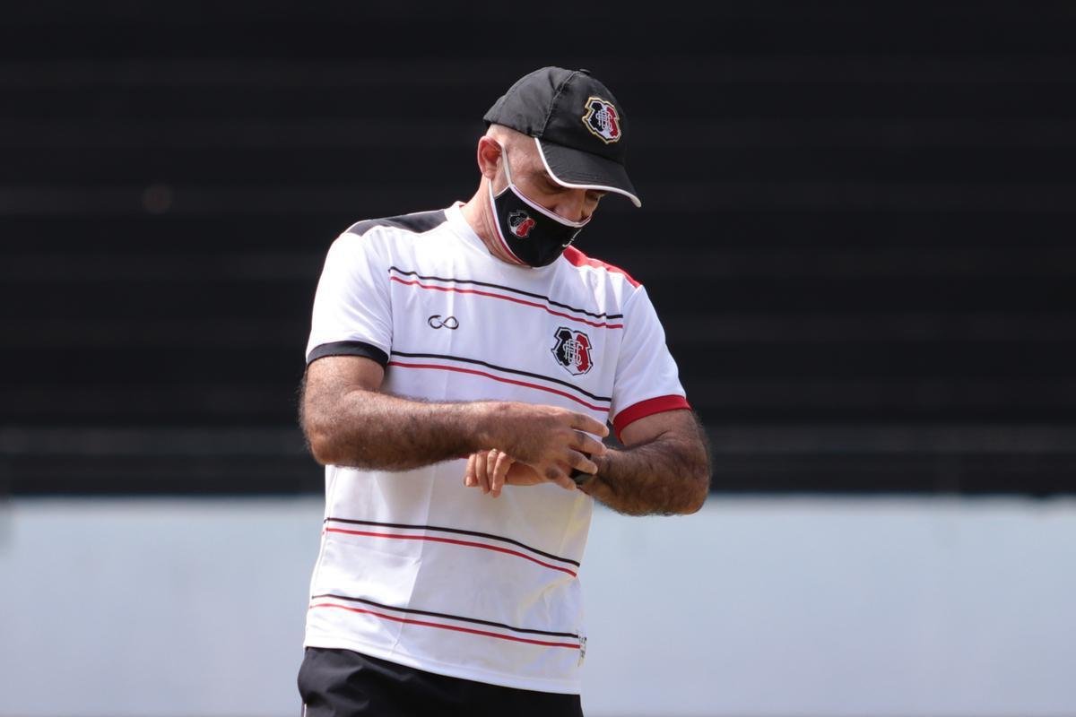 Jogadores do Santa Cruz treinaram no estádio do Arruda, já apresentando trabalhos com bola no gramado, sob a supervisão do técnico Itamar Schülle. Todos os atletas e os membros da comissão técnica seguem submetidos às medidas de afastamento social.