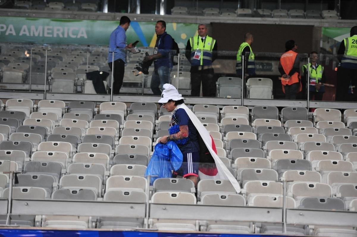 Depois do empate entre Japo e Equador, por 1 a 1, pela Copa Amrica, um torcedor japons deu um bom exemplo aos brasileiros. Com pacincia, ele recolheu lixo em vrios pontos do setor em que se encontrava no Mineiro. Na Copa de 2014, no Brasil, os nipnicos j haviam mostrado civilidade ao mundo ao limpar arquibancadas e vestirios dos estdios.