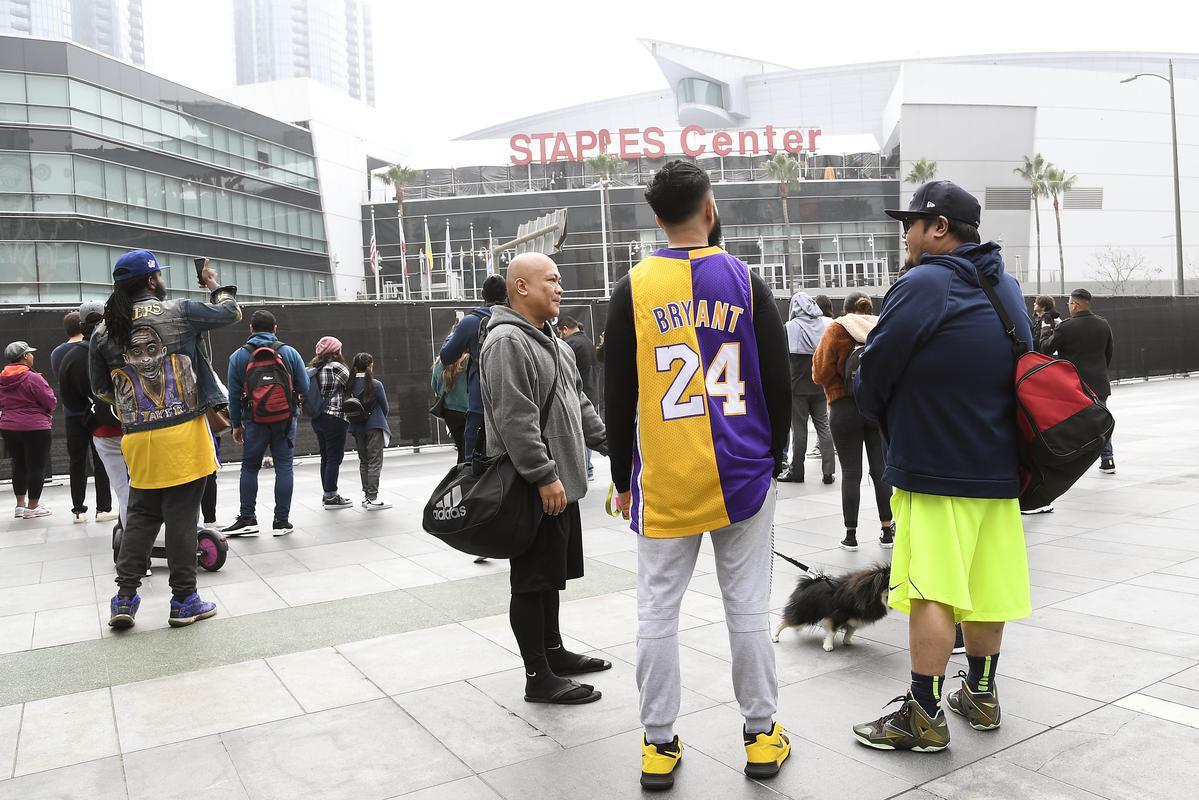 Torcedores do Lakers e amantes do basquete homenageiam Kobe Bryant