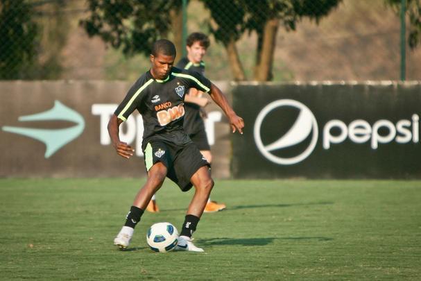 Carlos Csar (2011) - Foi o ltimo lateral a ser contratado antes de Marcos Rocha se destacar pelo Atltico. Chegou do Boa Esporte e estreou com uma assistncia. Logo, assumiu a titularidade, mas perdeu a posio para Rocha, em 2012. Desde ento, foi reserva no Galo. Passou por Atltico-PR e Vasco, em 2014, e voltou para o Galo em 2015. No ano passado, sofreu uma grave leso e perdeu todo o Campeonato Brasileiro (se machucou na primeira rodada). Em 2018, foi emprestado ao Coritiba, mas teve grave leso e pouco jogou.