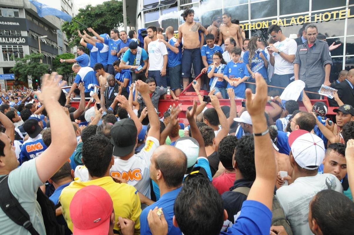 Depois de vencer o Vitria por 3 a 1 no Barrado, em Salvador, na noite de 13 de novembro de 2013, e confirmar o tricampeonato brasileiro, o Cruzeiro desembarcou em Confins numa quinta-feira e foi recebido por milhares de pessoas nas ruas de Belo Horizonte. O elenco desfilou em carro pela Avenida Antnio Carlos, pela Avenida Afonso Pena, no Centro, e foi em direo  sede do Barro Preto. Esta, sem dvida, foi a festa que envolveu o maior nmero de pessoas na capital mineira.