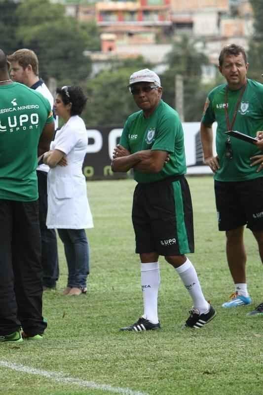O elenco do Amrica se reapresentou para a temporada 2015 na tarde desta segunda-feira, no CT Lanna Drumond. Depois de reunio com integrantes do conselho de administrao, os jogadores foram para um campo secundrio, onde realizaram o primeiro trabalho com bola. O gramado principal passa por reformas.