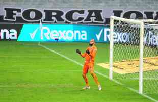 Goleiro Everson, do Atltico, foi heri na deciso por pnaltis contra o Boca Juniors ao defender duas cobranas e ao marcar o gol da classificao: 3 a 1 nas batidas alternadas aps 0 a 0 no tempo normal, no Mineiro.