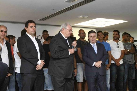 Governador Anastasia entregou uma placa aos campees brasileiros e recebeu uma camisa do Cruzeiro de presente, na Cidade Administrativa