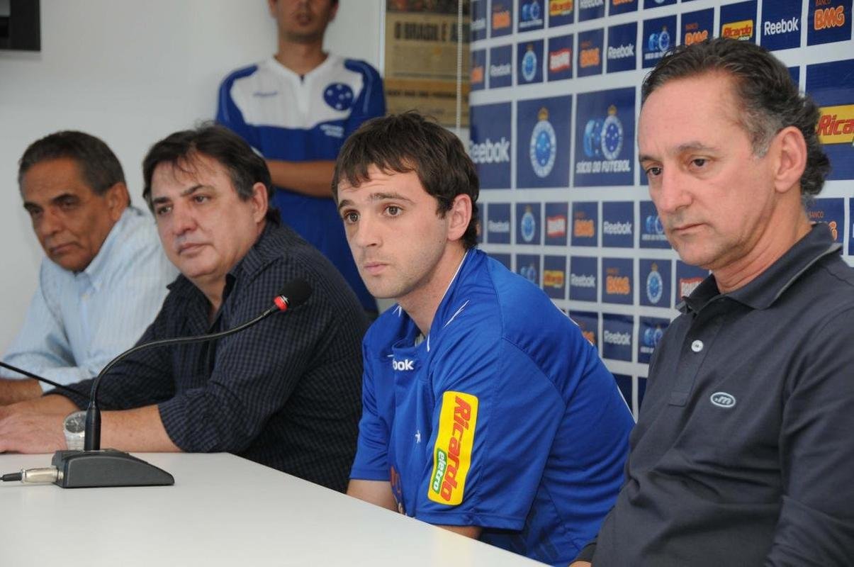 06/07/2010 - Benecy Queiroz (esquerda) na apresentao do meia Montillo, contratado pelo Cruzeiro