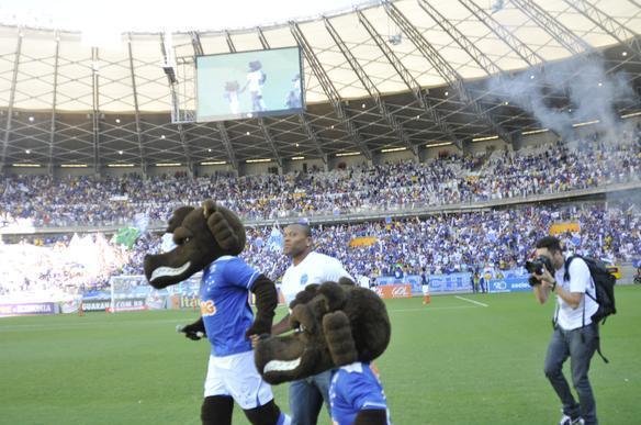 Jlio Baptista foi apresentado com uma novidade pelo departamento de marketing do Cruzeiro. O jogador entrou no gramado do Mineiro em um carro-forte e deu a volta no estdio. O veculo apresentava a frase: Patrimnio Scio do Futebol. Quando o meia desceu, ele foi saudado pelos torcedores e fogos foram lanados.   