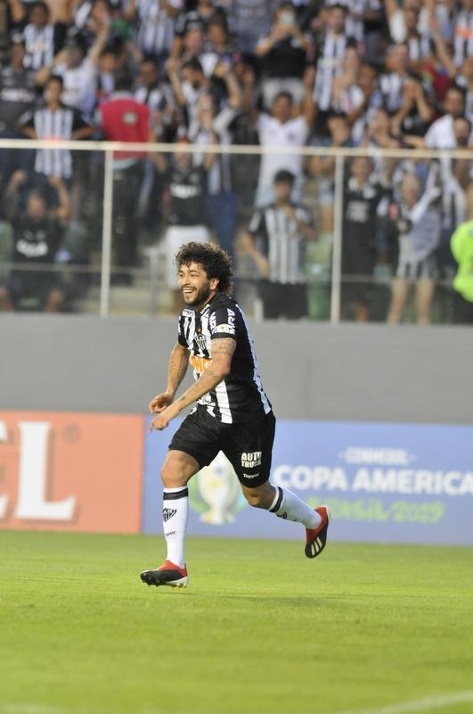 No primeiro tempo, Atltico abriu 3 a 1 no placar, com gols de Luan e Ricardo Oliveira (2)