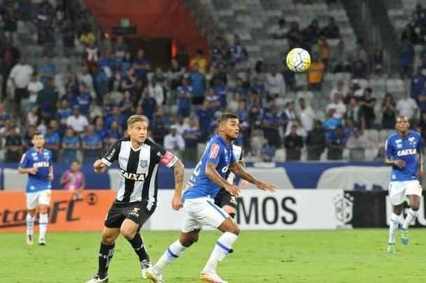 Veja imagens de Cruzeiro x Figueirense, que fizeram jogo movimentado no Mineiro