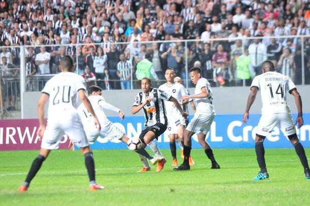 Atltico voltou forte na etapa final e abriu o placar em cobrana de pnalti com Fbio Santos: 1 a 0