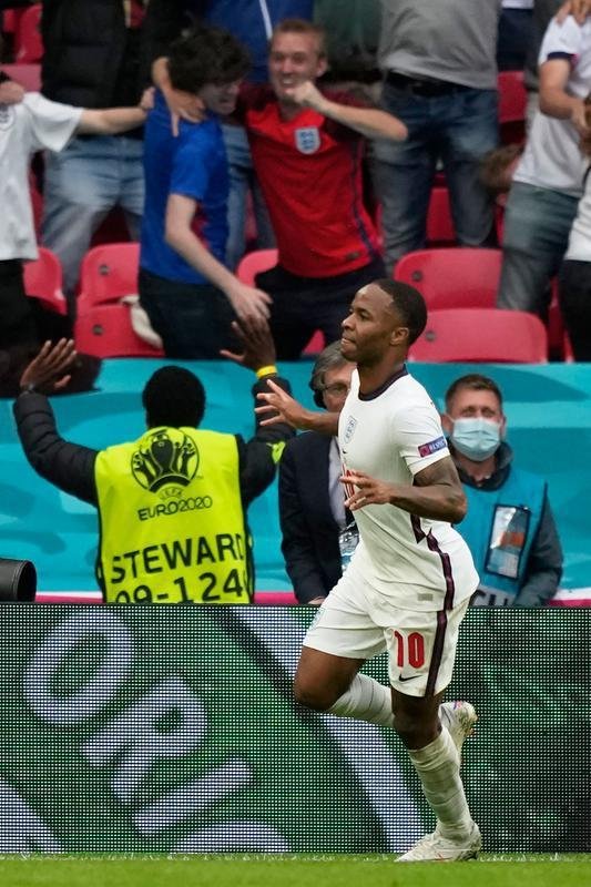 Fotos do gol de Sterling, da Inglaterra, sobre a Alemanha, em Wembley. Ingleses venceram por 2 a 0 e avanaram s quartas de final da Eurocopa