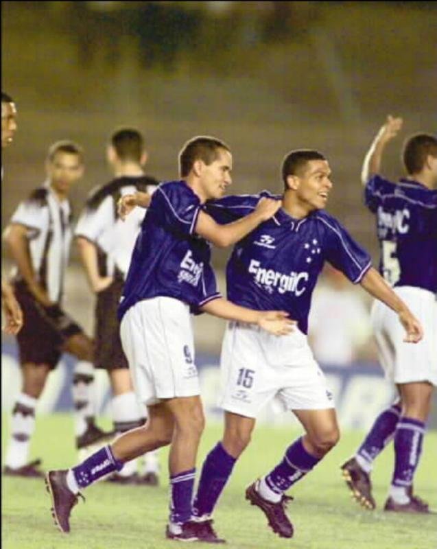 GEOVANNI: o meia-atacante tinha 19 anos quando marcou na vitria por 3 a 0, pela fase classificatria do Campeonato Brasileiro de 1999.