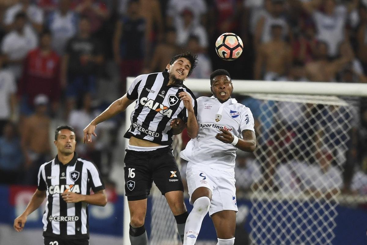 Em 2017, com a camisa do Botafogo, o zagueiro Igor Rabello foi o nico do elenco que participou do novo formato da fase preliminar da Copa Libertadores (dois confrontos). Primeiro, o time carioca eliminou o Colo Colo, do Chile, com vitria em casa por 2 a 1 e empate fora por 1 a 1. Na fase seguinte, contra o Olimpia, do Paraguai, vitria em casa por 1 a 0 e derrota fora pelo mesmo placar. Nos pnaltis, o Alvinegro classificou. Rabello s no entrou em campo no jogo de ida contra os paraguaios. 