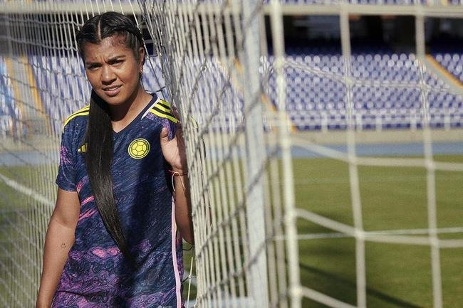 A camisa celebra o fen�meno �nico de mudan�a que ocorre devido ao reflexo da luz contra a �gua