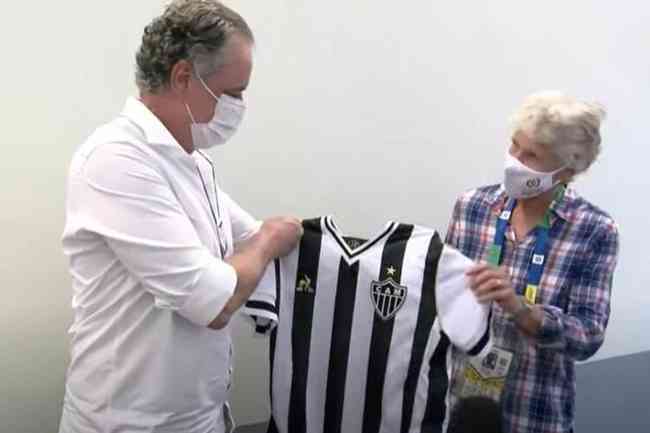 Pia Sundhage recebeu camisa do Atltico das mos do presidente Srgio Coelho
