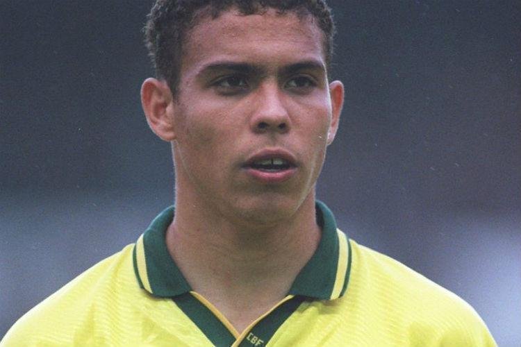 Ronaldo - Ronaldinho, como era chamado no passado, surgiu como um furaco no Cruzeiro. Com a camisa estrelada, ele marcou 56 gols em apenas 58 partidas, colecionando recordes e marcando seu nome na histria do clube. Por causa do incio arrasador, ganhou uma vaga na Copa do Mundo de 1994. No entrou em campo, mas tambm foi campeo. Hoje, ele  empresrio.