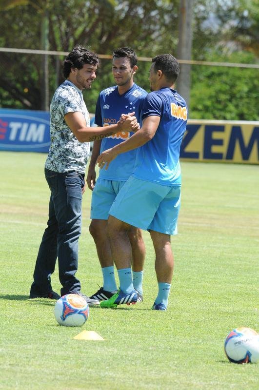 Negociado com o Guangzhou Evergrande, da China, meia-atacante se despediu dos companheiros