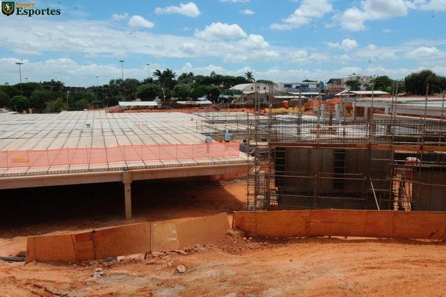 06/03/2012 - No exterior do Mineiro, comea a construo do estacionamento e da esplanada