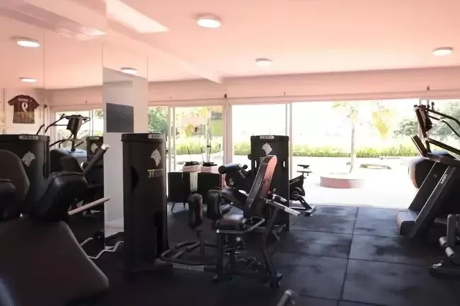 Imagens da manso em So Paulo que est  venda pelo atacante Luiz Adriano, do Internacional