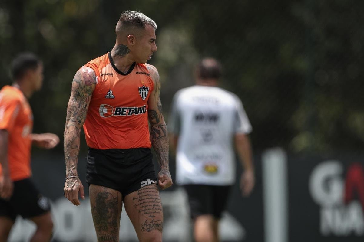 Aps a vitria por 2 a 1 sobre o Cuiab, neste domingo (24), pelo Campeonato Brasileiro, o elenco do Atltico se reapresentou e treinou na tarde desta segunda-feira (25), na Cidade do Galo, em Vespasiano. As atividades visaram o duelo de volta da semifinal da Copa do Brasil, contra o Fortaleza, que ocorrer na quarta-feira (27). Por ter vencido o jogo de ida por 4 a 0, no Mineiro, o Galo tem vaga encaminhada na deciso do principal torneio mata-mata do pas.