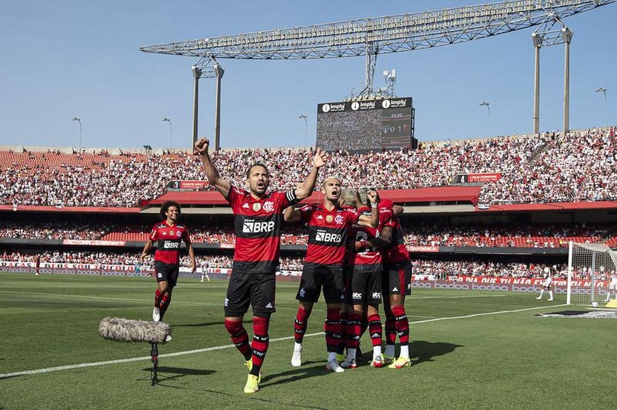 Flamengo massacrou So Paulo em pleno Morumbi e mantm sonho de conquistar o Campeonato Brasileiro, apesar de grande vantagem do Atltico