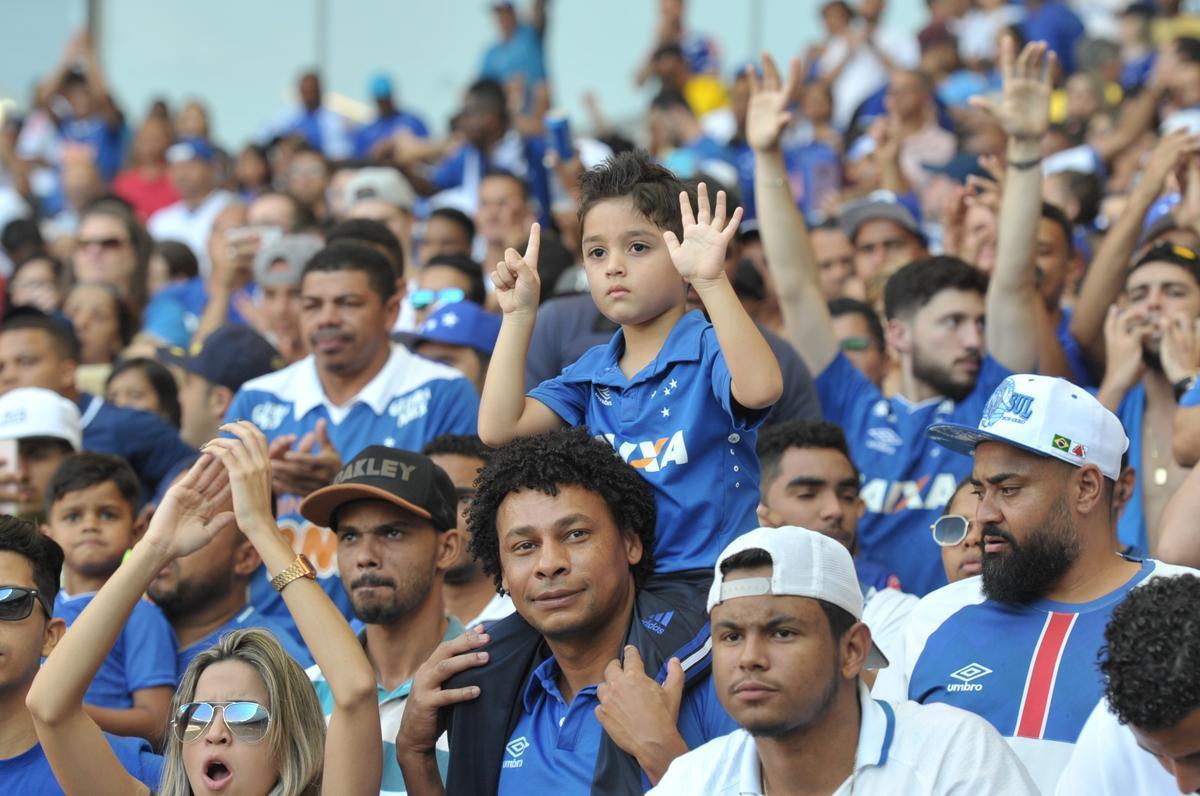 Imagens das torcidas de Cruzeiro e So Paulo no Mineiro