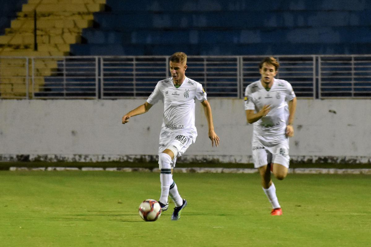 Fotos do jogo entre Pouso Alegre e América no Estádio Melão, em Varginha, pela terceira rodada do Campeonato Mineiro
