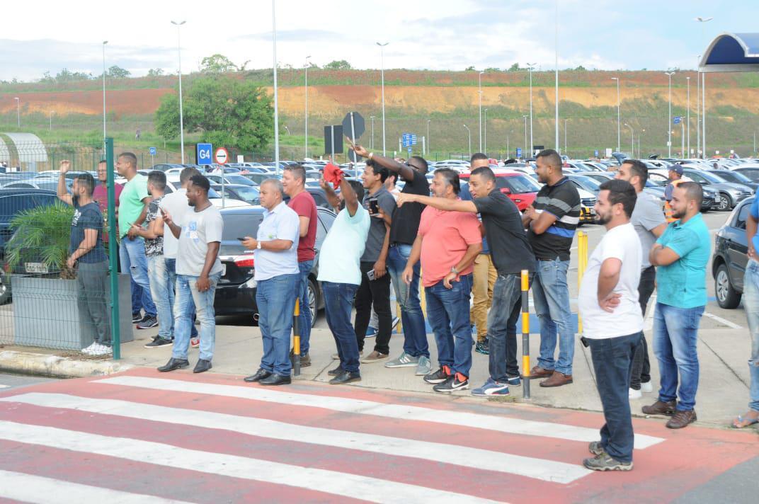 Cruzeiro chegou ao aeroporto de Confins depois de derrota para o Grmio, em Porto Alegre