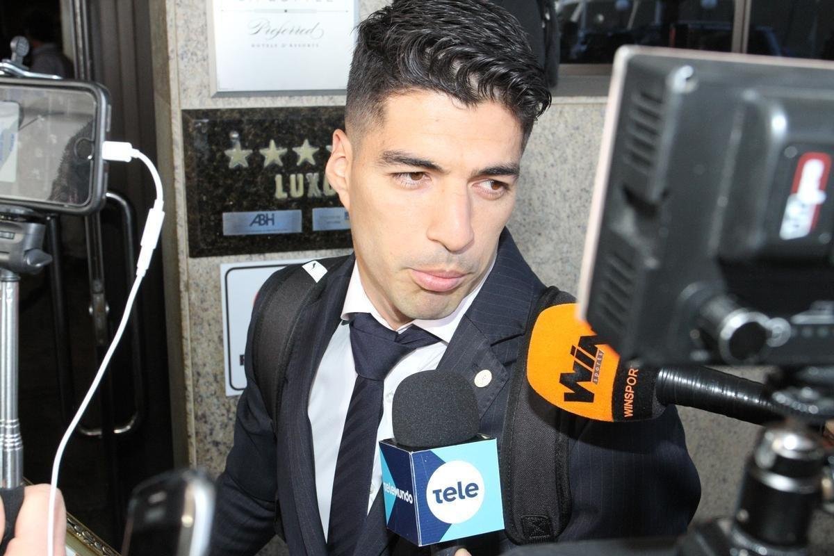 Repleta de estrelas, Seleo Uruguaia chegou a Belo Horizonte no comeo da tarde para a disputa da Copa Amrica. Cavani e Surez, as principais estrelas, mostraram muita simpatia. O meia De Arrascaeta, ex-Cruzeiro, atendeu a um f, mas passou pela imprensa sem dar entrevistas