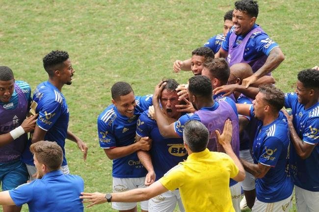 Edu empatou o jogo para o Cruzeiro diante do Villa Nova, no Independncia, pela oitava rodada do Campeonato Mineiro