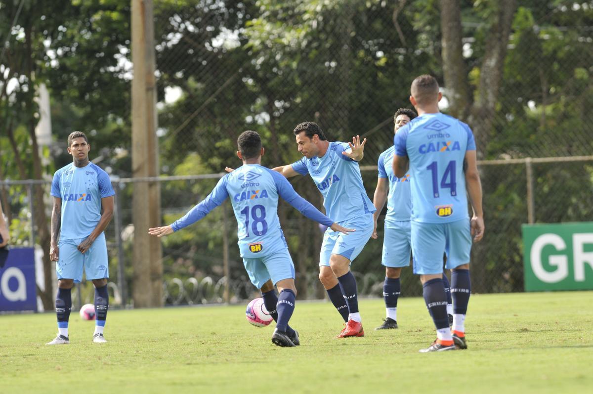 Mano Menezes montou Cruzeiro que deve encarar o Villa Nova no sbado e promoveu trs mudanas em relao ao ltimo jogo: Murilo entrou na vaga de Leo, Egdio no lugar de Marcelo Hermes e Robinho deu lugar a Ariel Cabral