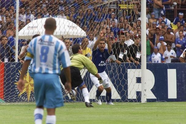 Em 30 de novembro de 2003, Cruzeiro derrotou o Paysandu por 2 a 1, no Mineiro, pela 44 rodada, e confirmou o ttulo brasileiro de forma antecipada. Zinho, no primeiro tempo, e Mota, no segundo, marcaram os gols celestes. Aldrovani descontou para o Papo. Depois do apito final, uma grande festa tomou conta do gramado e das arquibancadas. 