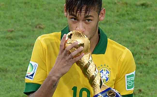 Neymar beia a taa da Copa das Confederaes de 2013, no Maracan 