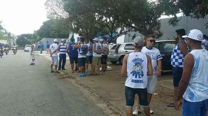 Torcedores protestam na porta da Toca da Raposa contra tcnico e Diretoria