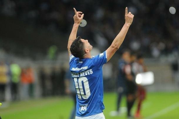 No segundo tempo, Cruzeiro perdeu pnalti com Sass, mas chegou  virada em nova cobrana, dessa vez bem executada por Thiago Neves: 2 a 1
