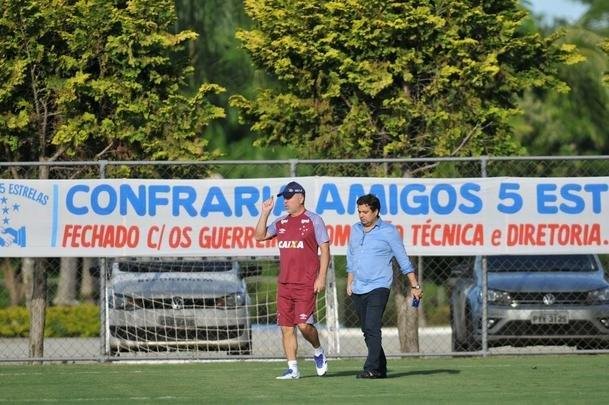 Jogadores do Cruzeiro durante treino desta sexta-feira na Toca da Raposa II