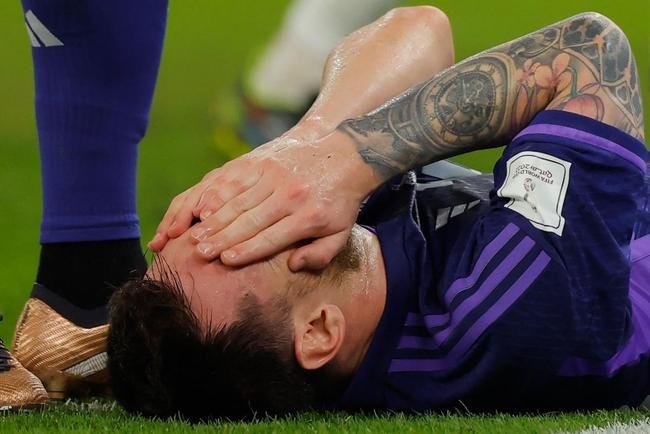 Goleiro Wojciech Szczesny defendeu pnalti cobrado por Messi no duelo entre Polnia e Argentina no Estdio 974