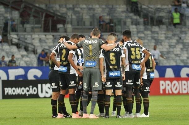 Em jogo com grande atuao do goleiro Fbio, Cruzeiro derrotou Santos de virada, por 2 a 1, com gols de Sass e Raniel; Gabriel Barbosa marcou para o Peixe, no Mineiro, pela 26 rodada do Brasileiro