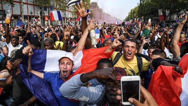 Torcedores franceses tomaram principais pontos tur�sticos e avenidas de Paris para celebrar o bi mundial