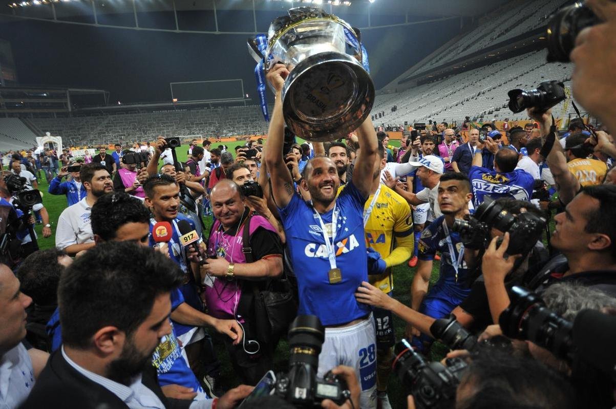 Seja em campo, nas arquibancadas da Arena Corinthians ou nas ruas de Belo Horizonte, os cruzeirenses comemoraram bastante a conquista do sexto ttulo da Copa do Brasil. O clube se tornou o maior vencedor isolado da histria do torneio, deixando para trs o Grmio, que ganhou cinco vezes. Veja as melhores imagens da celebrao de jogadores, dirigentes e torcedores!