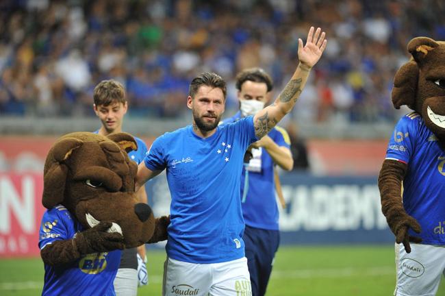 Ao lado dos filhos, Rafinha e Nicholas, Rafael Sobis foi aos prantos no Mineiro em sua despedida do futebol com a camisa do Cruzeiro. Depois de trocar a camisa com o histrico craque celeste Dirceu Lopes, ele saudou os torcedores e teve o nome gritado pelo estdio lotado. Noite foi de muita emoo para o agora ex-atacante, de 36 anos.