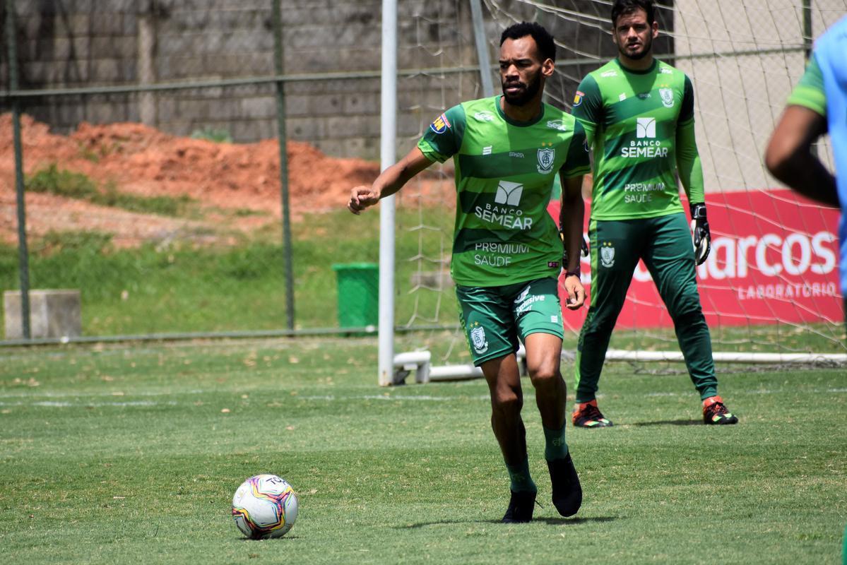 O América treinou na manhã desta terça-feira (15), no CT Lanna Drumond, em Belo Horizonte. A atividade visou o confronto contra o Figueirense, válido pela 29ª rodada da Série B do Campeonato Brasileiro. A partida será disputada nesta quinta-feira (17), às 19h15, no Estádio Orlando Scarpelli, em Florianópolis.