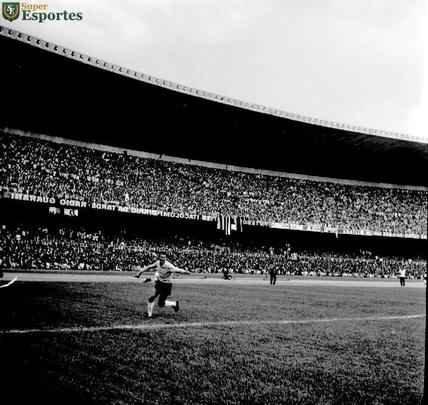 O recorde de público nos clássicos, que não será mais atingido devido à redução da capacidade do estádio, pertence ao jogo em que a Raposa venceu o Galo por 1 a 0, gol de Natal: 123.351 pagantes. As duas equipes faziam excelentes campanhas no Campeonato Mineiro. Em 12 jogos, cada time havia vencido 11. Nem o aumento no preço dos ingressos afastou o torcedor. O público total foi de 129.296 torcedores.
