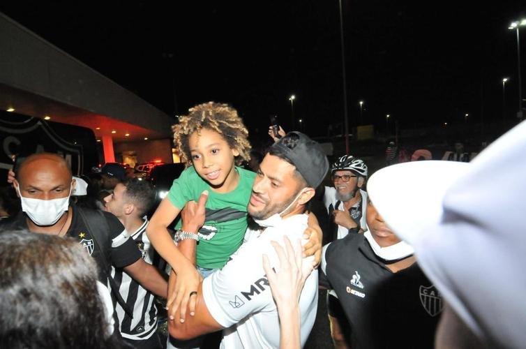 Jogadores e comissão técnica do Atlético foram recepcionados por dezenas de torcedores no Aeroporto Internacional de BH, em Confins, após o título da Supercopa sobre o Flamengo, em Cuiabá. Hulk foi um dos jogadores mais assediados pelos atleticanos.