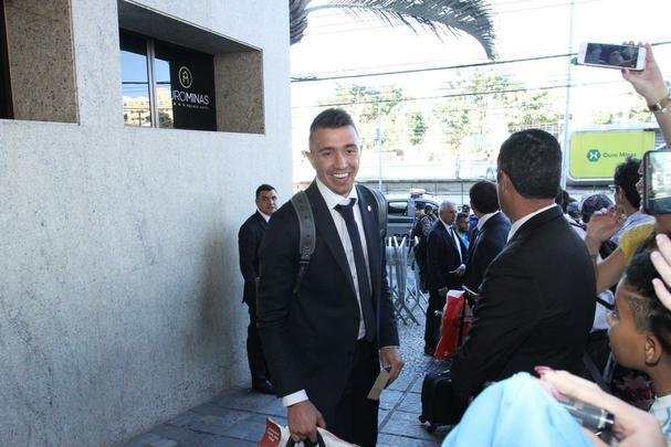 Repleta de estrelas, Seleo Uruguaia chegou a Belo Horizonte no comeo da tarde para a disputa da Copa Amrica. Cavani e Surez, as principais estrelas, mostraram muita simpatia. O meia De Arrascaeta, ex-Cruzeiro, atendeu a um f, mas passou pela imprensa sem dar entrevistas